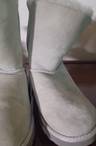 Cream colored authentic uggs